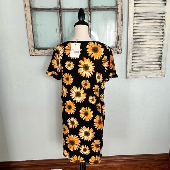 NWT Adorable Sunflower T-Shirt Dress - Picture 4 of 9